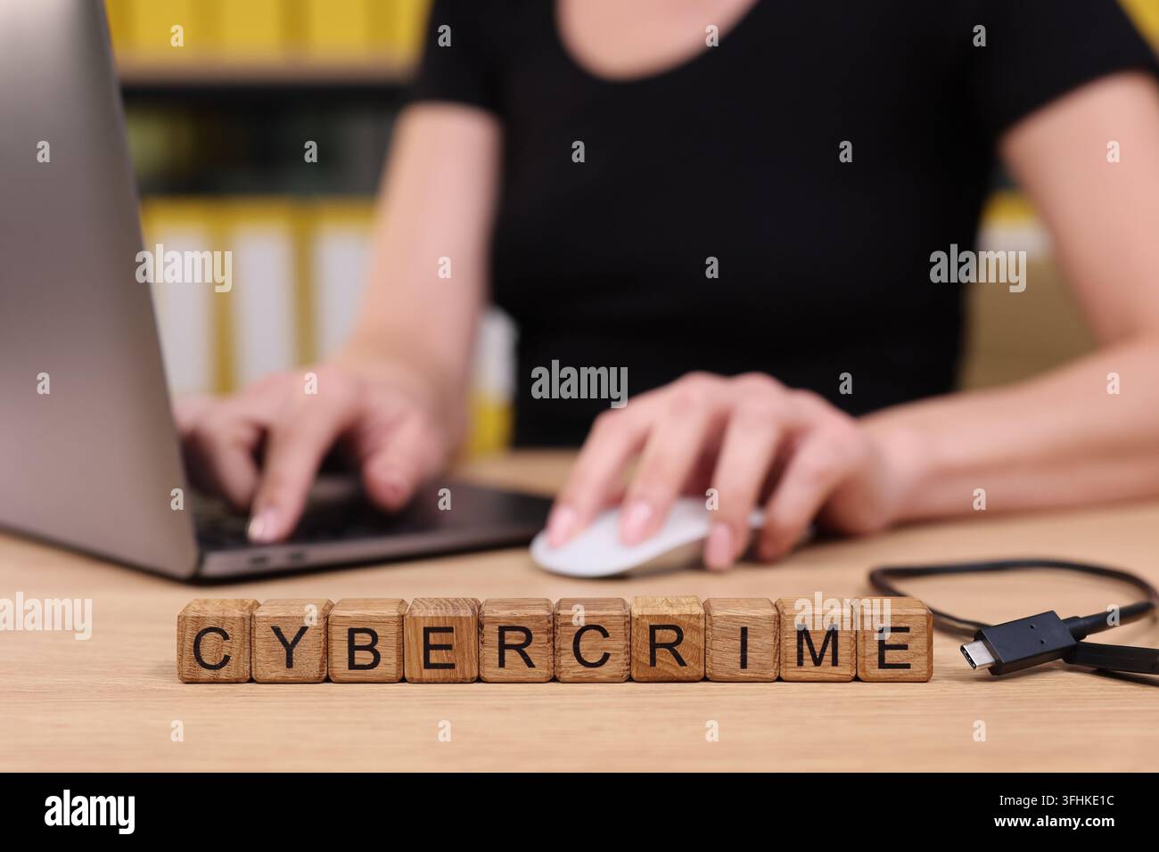 Die Welt der Cyberkriminalität durch digitale Geräte und Online-Sicherheitsprobleme erkunden Stockfoto