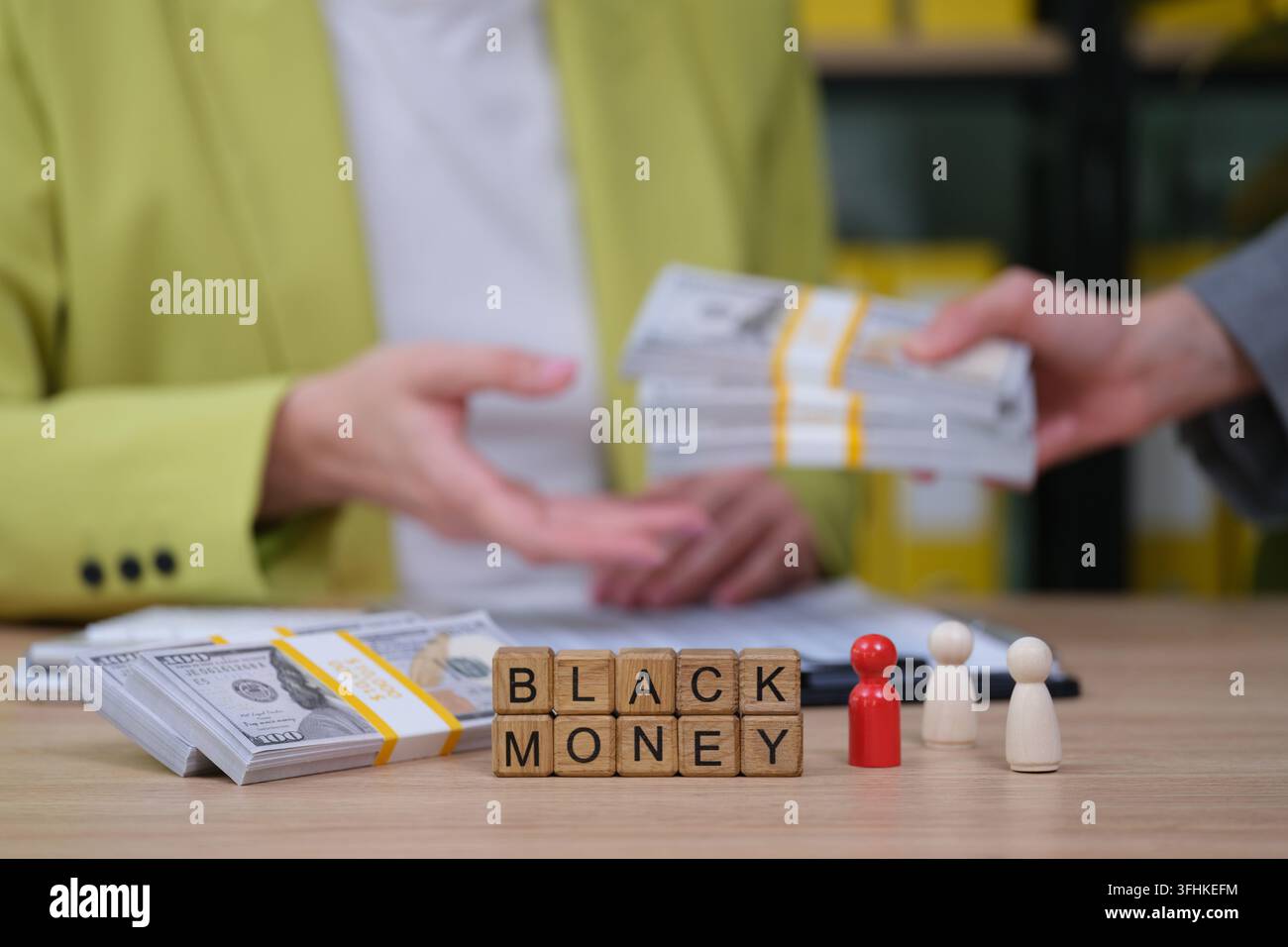 Verborgene Transaktionen finden statt, während Geld in einem geschäftlichen Umfeld den Besitzer wechselt, und enthüllen Geheimnisse hinter Schwarzgeldgeschäften Stockfoto