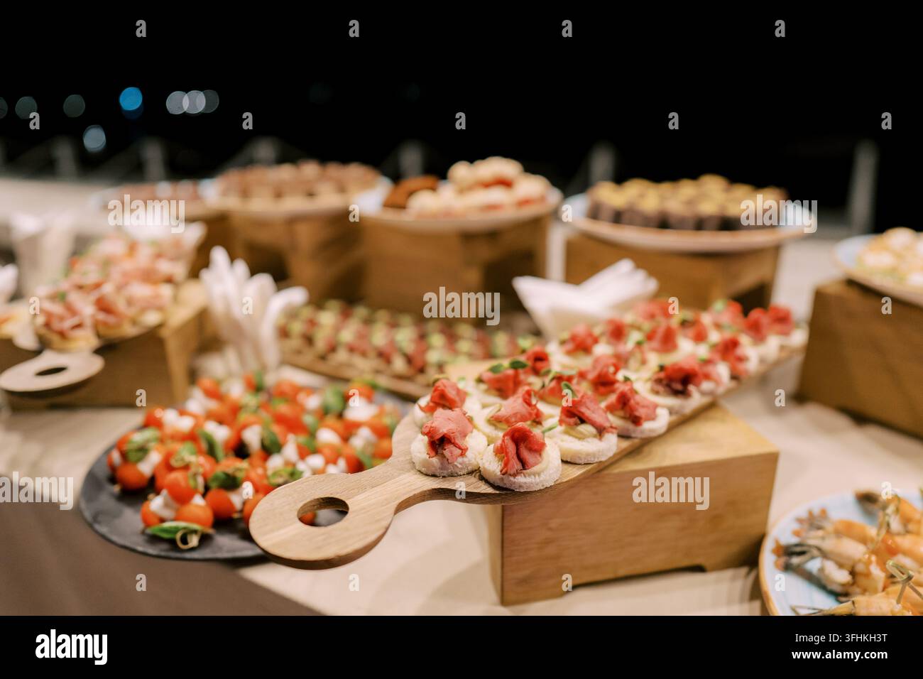 Eleganter Buffettisch mit Gourmet-Vorspeisen und Fingerfood Stockfoto