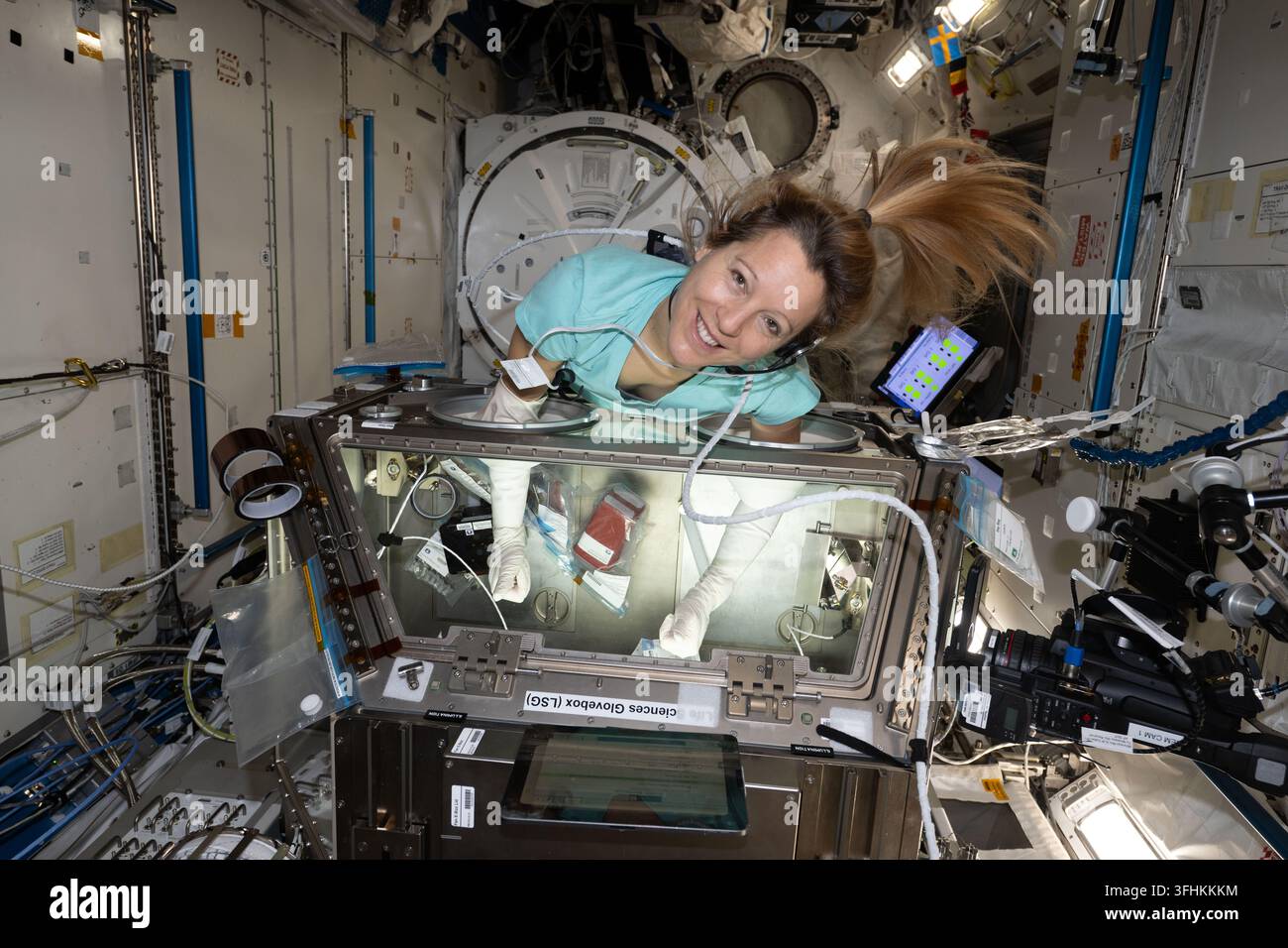 Astronautin Sophie Adenot verarbeitet Blutstammzellproben im Kibo-Laboratoriumsmodul, 21. April 2026 Stockfoto