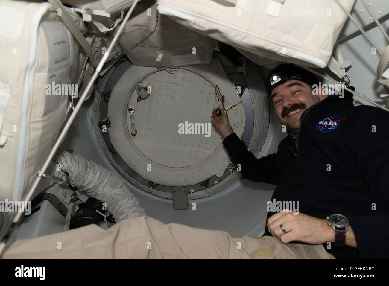 NASA-Astronaut Jack Hathatheway bereitet sich darauf vor, die Luke des SpaceX Dragon Frachtraumschiffs am 17. Mai 2026 zu öffnen Stockfoto