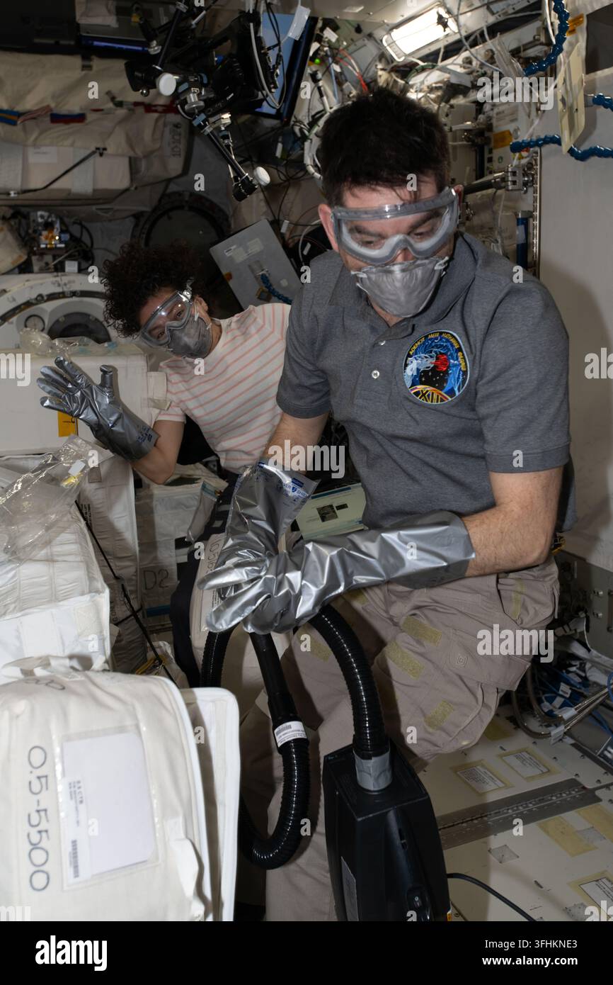NASA-Astronauten Jessica Meir und Jack Hathaway packen temperaturkontrollierte wissenschaftliche Proben aus, 17. Mai 2026 Stockfoto