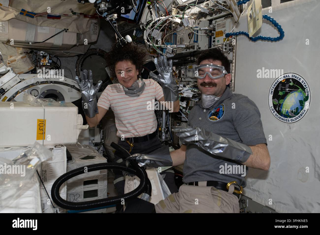 NASA-Astronauten Jessica Meir und Jack Hathaway packen temperaturkontrollierte wissenschaftliche Proben aus, 17. Mai 2026 Stockfoto