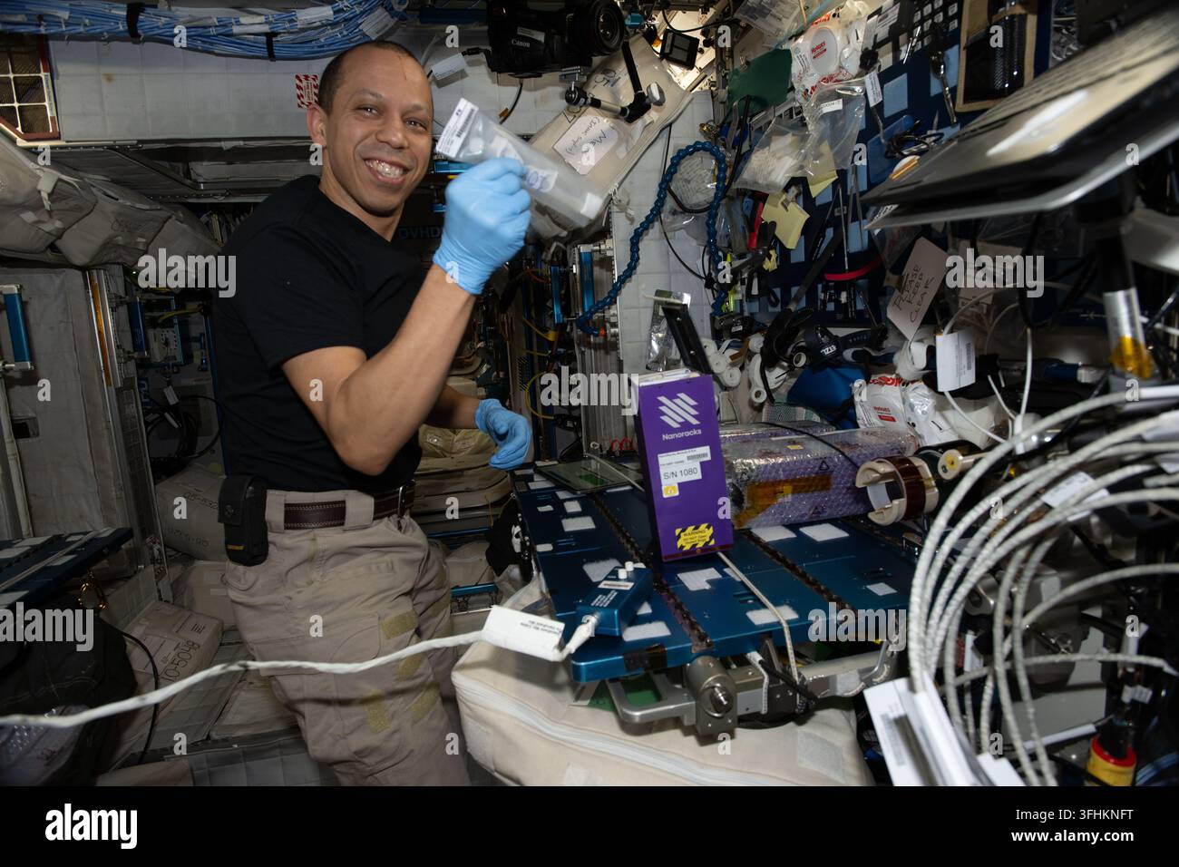 NASA-Astronaut Chris Williams aktiviert röhrchen mit Proben für von Schülern entworfene Experimente, 18. Mai 2026 Stockfoto