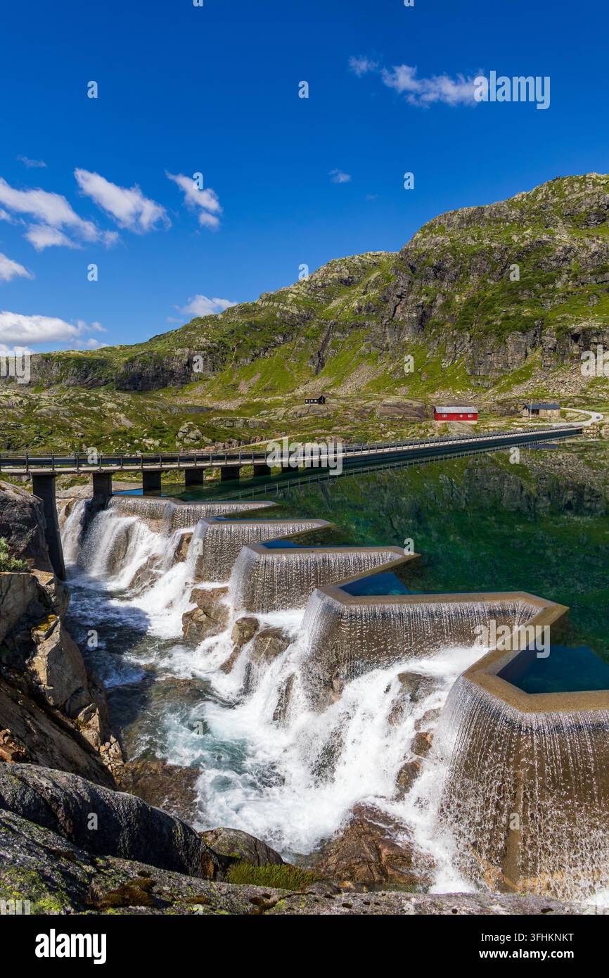 Svartavatnet-Damm und Wasserkraft-Wasserabfluss in den Bergen über Sauda, Norwegen Stockfoto