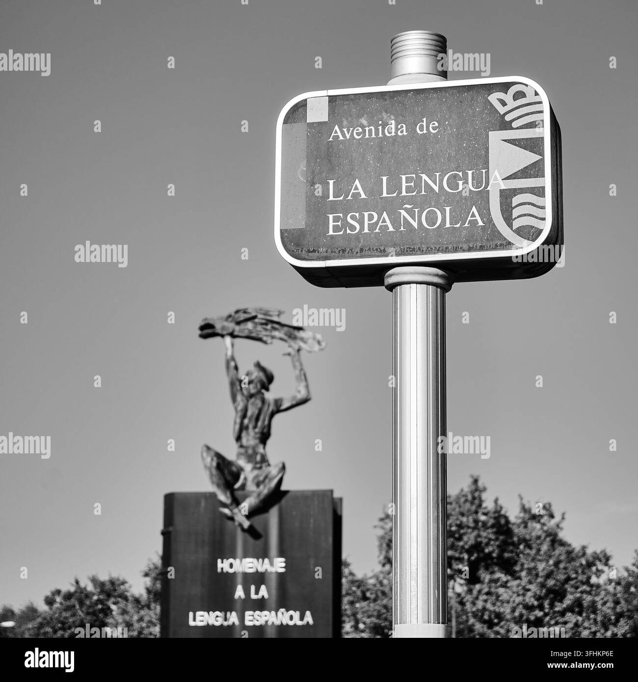 Straßenschild der Avenida de la Lengua Española mit dem Denkmal „Tribut an die spanische Sprache“ in Leganes, Madrid, Spanien Stockfoto