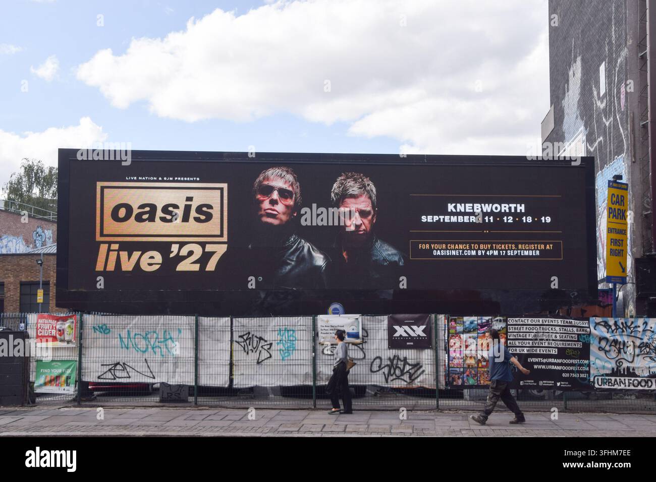 London, England, UK. 17. Sep, 2026. Eine digitale Werbetafel in Shoreditch zeigt Liam und Noel Gallagher und wirbt für die Oasis Live '27-Tourdaten in Knebworth. Vier Auftritte der Rockband sind derzeit für September 2027 geplant. (Credit Image: © Vuk Valcic/ZUMA Press Wire) NUR FÜR REDAKTIONELLE VERWENDUNG! Nicht für KOMMERZIELLE VERWENDUNG! Stockfoto