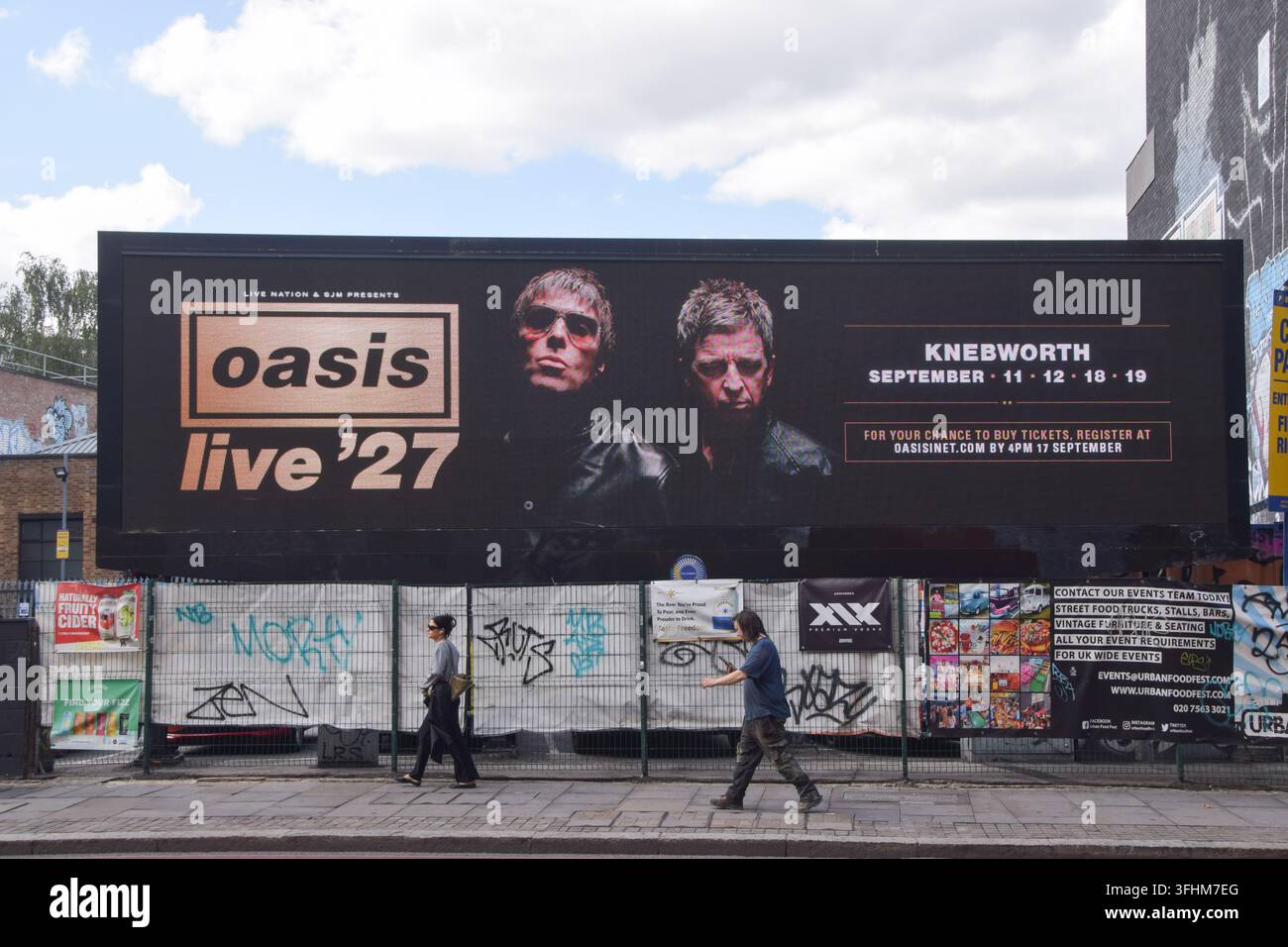 London, England, UK. 17. Sep, 2026. Eine digitale Werbetafel in Shoreditch zeigt Liam und Noel Gallagher und wirbt für die Oasis Live '27-Tourdaten in Knebworth. Vier Auftritte der Rockband sind derzeit für September 2027 geplant. (Credit Image: © Vuk Valcic/ZUMA Press Wire) NUR FÜR REDAKTIONELLE VERWENDUNG! Nicht für KOMMERZIELLE VERWENDUNG! Stockfoto