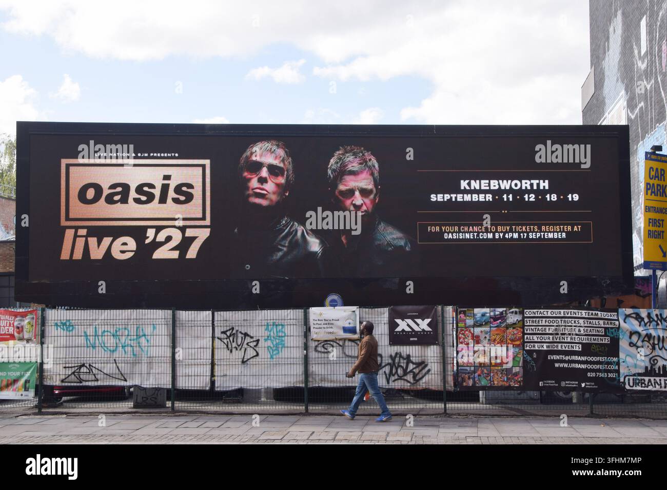 London, England, UK. 17. Sep, 2026. Eine digitale Werbetafel in Shoreditch zeigt Liam und Noel Gallagher und wirbt für die Oasis Live '27-Tourdaten in Knebworth. Vier Auftritte der Rockband sind derzeit für September 2027 geplant. (Credit Image: © Vuk Valcic/ZUMA Press Wire) NUR FÜR REDAKTIONELLE VERWENDUNG! Nicht für KOMMERZIELLE VERWENDUNG! Stockfoto