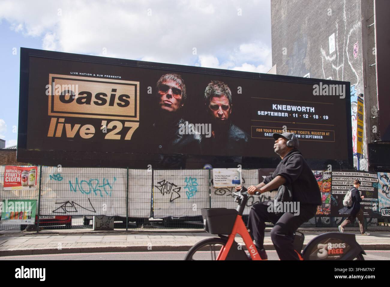 London, England, UK. 17. Sep, 2026. Eine digitale Werbetafel in Shoreditch zeigt Liam und Noel Gallagher und wirbt für die Oasis Live '27-Tourdaten in Knebworth. Vier Auftritte der Rockband sind derzeit für September 2027 geplant. (Credit Image: © Vuk Valcic/ZUMA Press Wire) NUR FÜR REDAKTIONELLE VERWENDUNG! Nicht für KOMMERZIELLE VERWENDUNG! Stockfoto