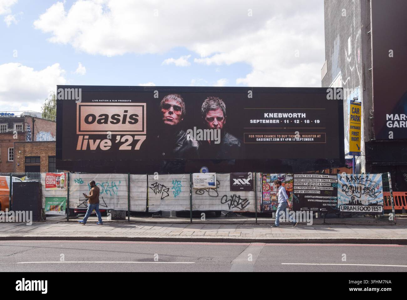 London, England, UK. 17. Sep, 2026. Eine digitale Werbetafel in Shoreditch zeigt Liam und Noel Gallagher und wirbt für die Oasis Live '27-Tourdaten in Knebworth. Vier Auftritte der Rockband sind derzeit für September 2027 geplant. (Credit Image: © Vuk Valcic/ZUMA Press Wire) NUR FÜR REDAKTIONELLE VERWENDUNG! Nicht für KOMMERZIELLE VERWENDUNG! Stockfoto