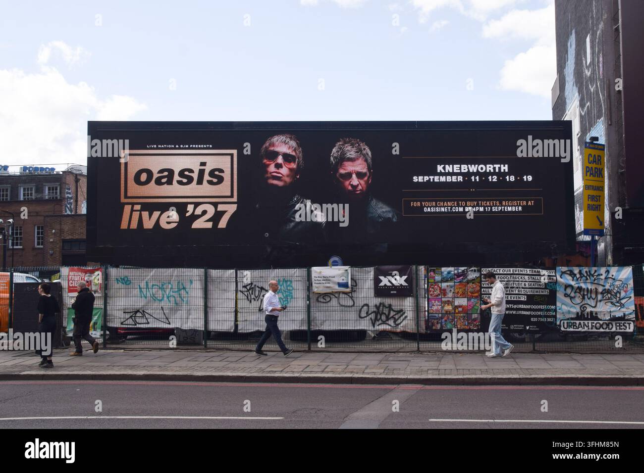 London, England, UK. 17. Sep, 2026. Eine digitale Werbetafel in Shoreditch zeigt ein Bild von Liam und Noel Gallagher und wirbt für die Oasis Live '27-Tourdaten in Knebworth. Vier Konzerte der Rockband sind derzeit für September 2027 geplant. (Credit Image: © Vuk Valcic/ZUMA Press Wire) NUR FÜR REDAKTIONELLE NUTZUNG! Nicht für kommerzielle NUTZUNG! Stockfoto