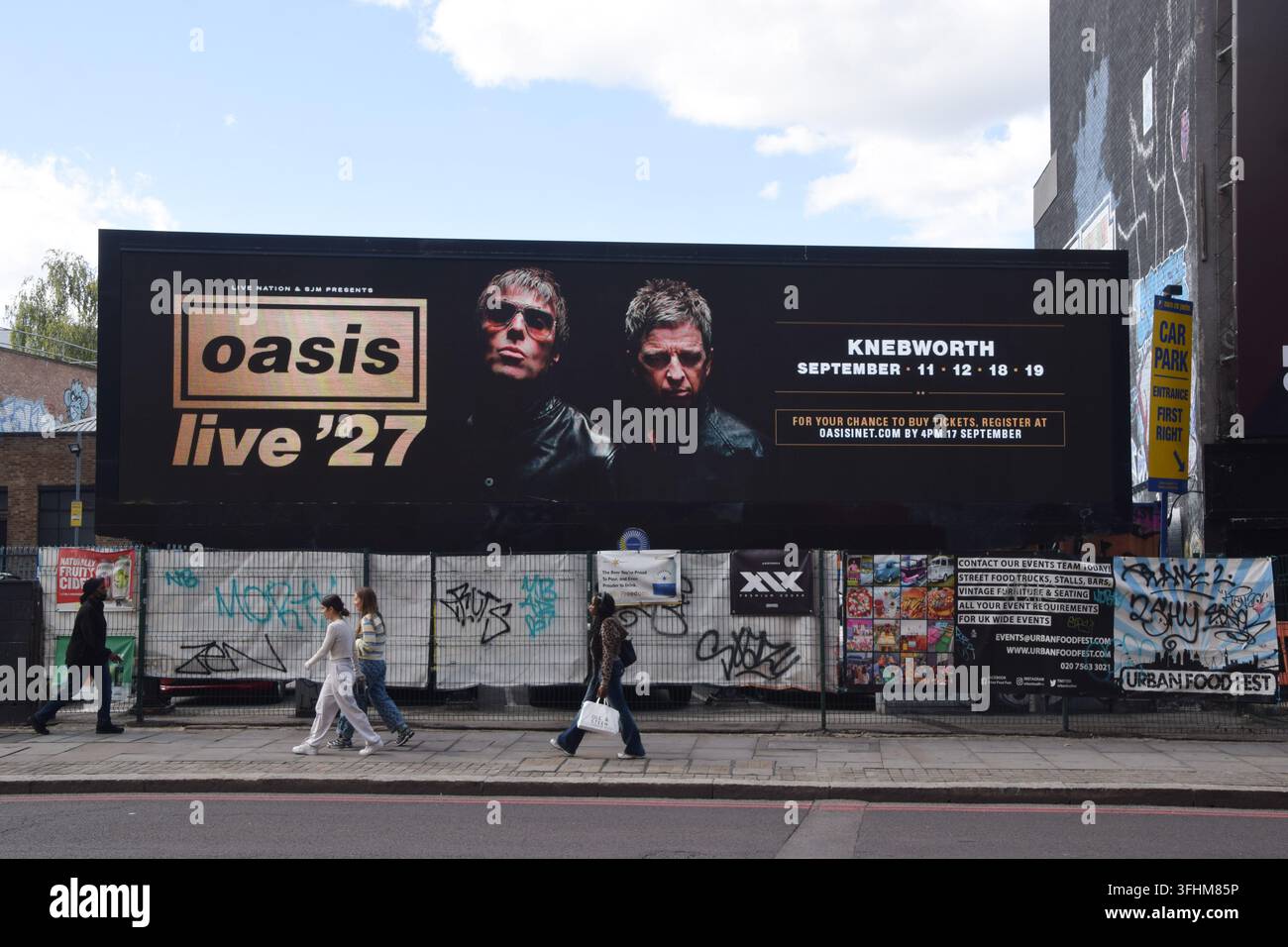 London, England, UK. 17. Sep, 2026. Eine digitale Werbetafel in Shoreditch zeigt ein Bild von Liam und Noel Gallagher und wirbt für die Oasis Live '27-Tourdaten in Knebworth. Vier Konzerte der Rockband sind derzeit für September 2027 geplant. (Credit Image: © Vuk Valcic/ZUMA Press Wire) NUR FÜR REDAKTIONELLE NUTZUNG! Nicht für kommerzielle NUTZUNG! Stockfoto