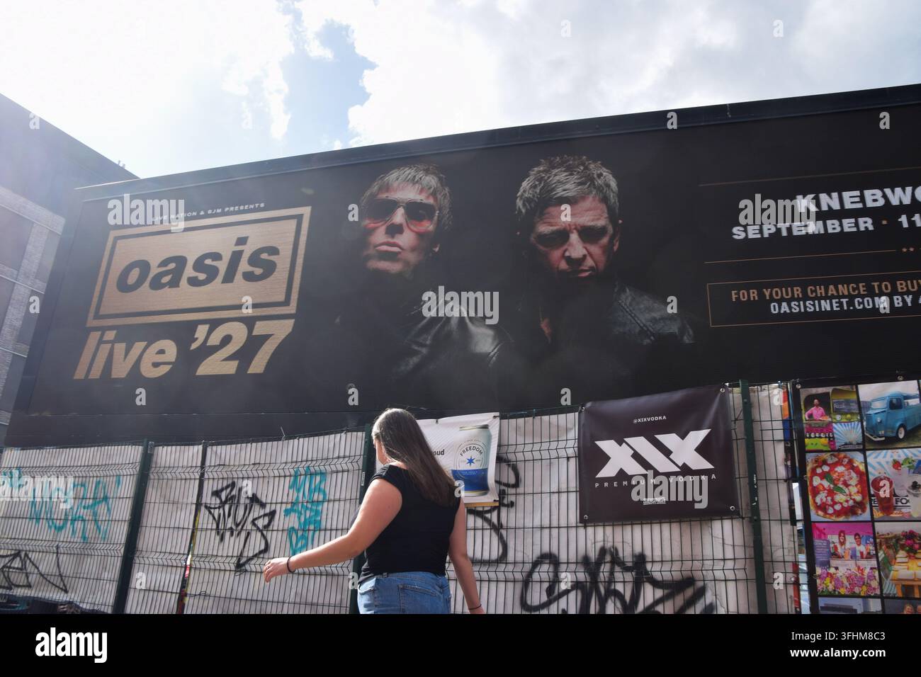 London, England, UK. 17. Sep, 2026. Eine digitale Werbetafel in Shoreditch zeigt ein Bild von Liam und Noel Gallagher und wirbt für die Oasis Live '27-Tourdaten in Knebworth. Vier Konzerte der Rockband sind derzeit für September 2027 geplant. (Credit Image: © Vuk Valcic/ZUMA Press Wire) NUR FÜR REDAKTIONELLE NUTZUNG! Nicht für kommerzielle NUTZUNG! Stockfoto