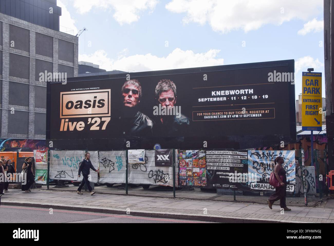 London, UK, 17. September 2026. Eine digitale Werbetafel in Shoreditch zeigt ein Bild von Liam und Noel Gallagher und wirbt für die Oasis Live '27-Tourdaten in Knebworth. Derzeit sind vier Konzerte der Rockband für September 2027 geplant. Credit: Vuk Valcic/Alamy Stockfoto
