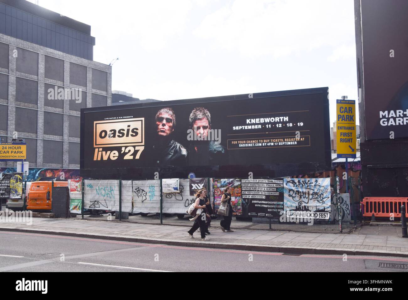 London, UK, 17. September 2026. Eine digitale Werbetafel in Shoreditch zeigt ein Bild von Liam und Noel Gallagher und wirbt für die Oasis Live '27-Tourdaten in Knebworth. Derzeit sind vier Konzerte der Rockband für September 2027 geplant. Credit: Vuk Valcic/Alamy Stockfoto