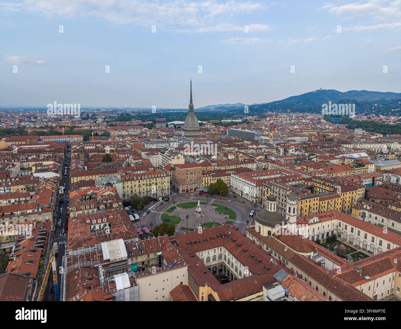 Luftaufnahme der Mole Antonelliana, die über den historischen Dächern und der urbanen Landschaft von Turin, Piemont, Italien aufragt. Stockfoto