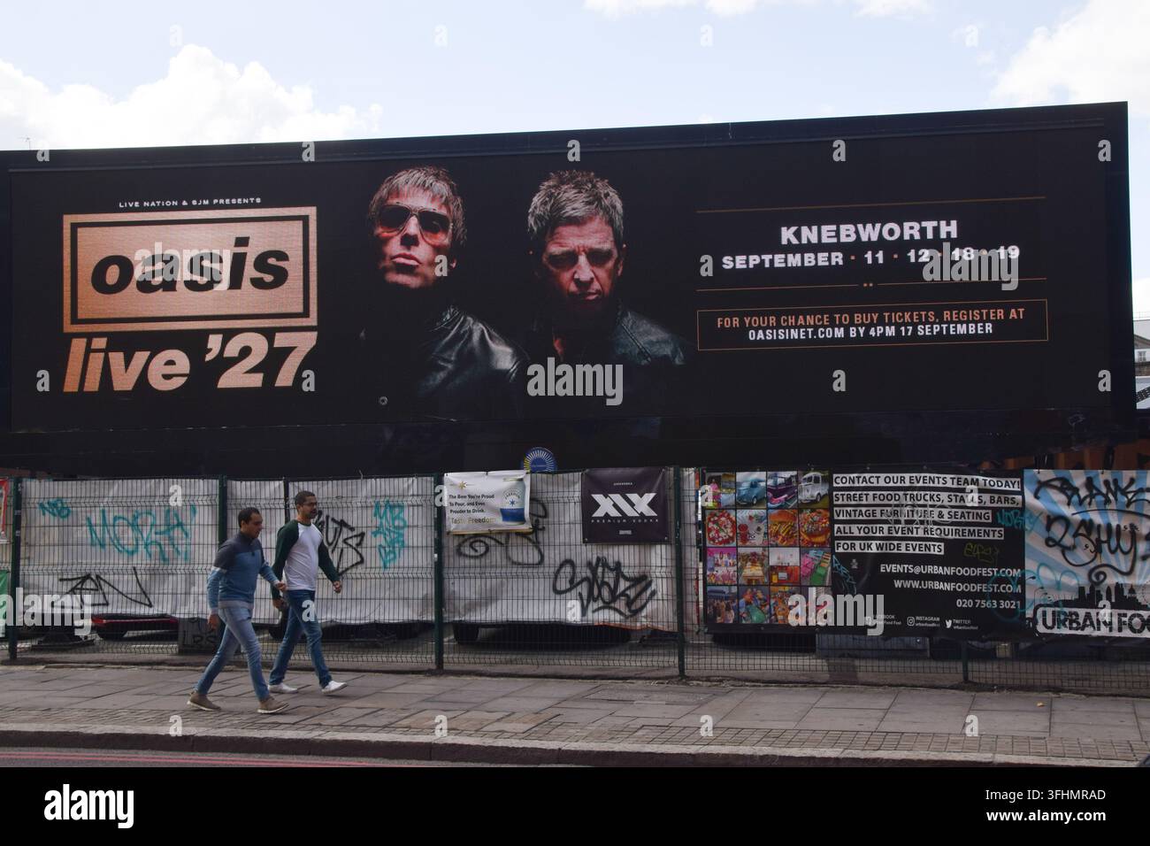 London, UK, 17. September 2026. Eine digitale Werbetafel in Shoreditch zeigt ein Bild von Liam und Noel Gallagher und wirbt für die Oasis Live '27-Tourdaten in Knebworth. Derzeit sind vier Konzerte der Rockband für September 2027 geplant. Credit: Vuk Valcic/Alamy Stockfoto