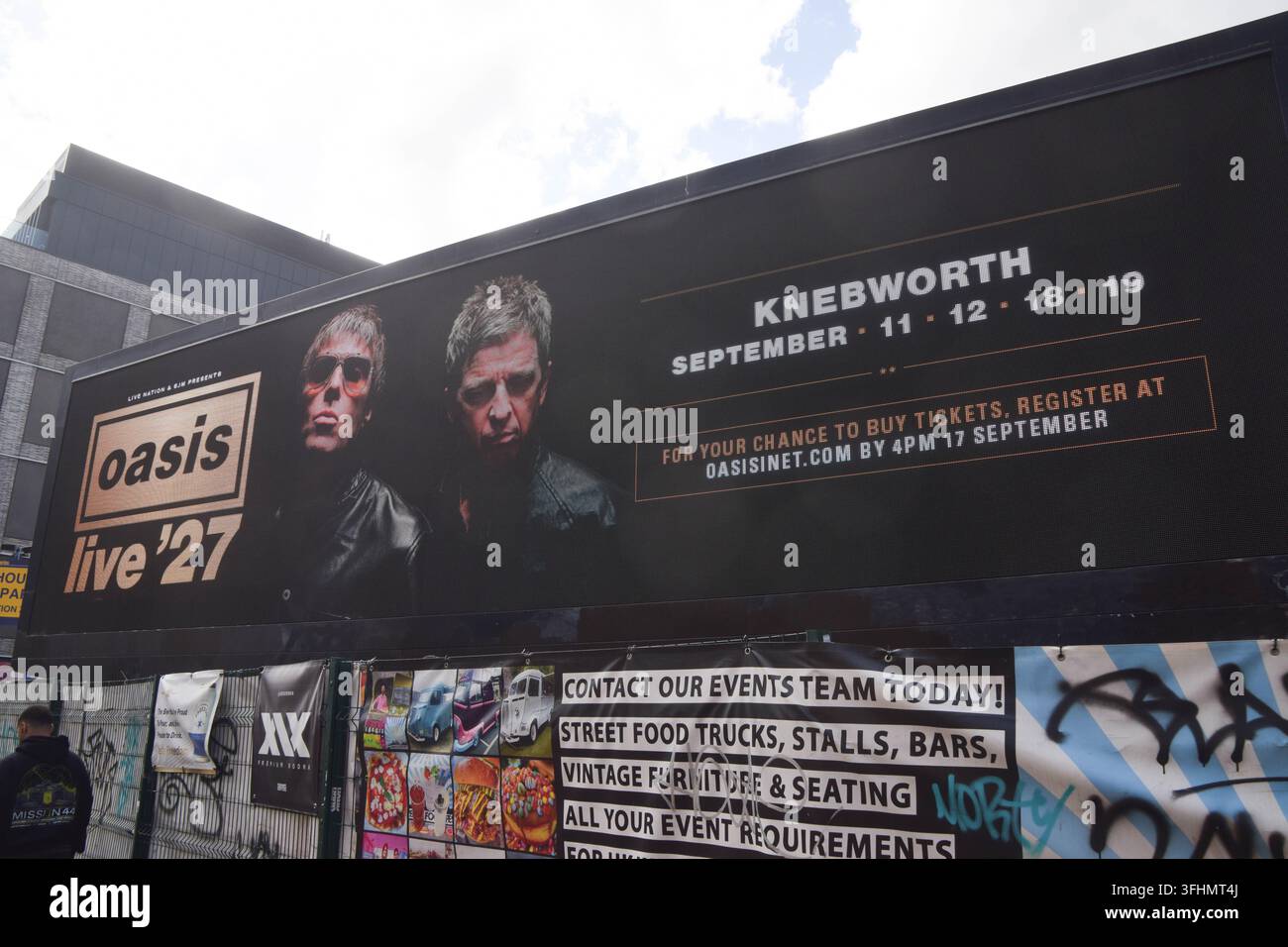 London, UK, 17. September 2026. Eine digitale Werbetafel in Shoreditch zeigt ein Bild von Liam und Noel Gallagher und wirbt für die Oasis Live '27-Tourdaten in Knebworth. Derzeit sind vier Konzerte der Rockband für September 2027 geplant. Credit: Vuk Valcic/Alamy Stockfoto