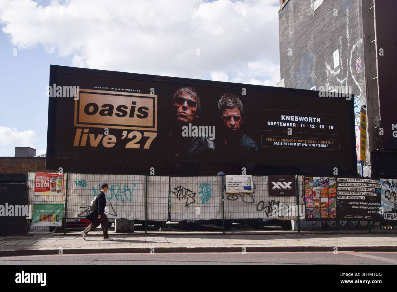 London, UK, 17. September 2026. Eine digitale Werbetafel in Shoreditch zeigt ein Bild von Liam und Noel Gallagher und wirbt für die Oasis Live '27-Tourdaten in Knebworth. Derzeit sind vier Konzerte der Rockband für September 2027 geplant. Credit: Vuk Valcic/Alamy Stockfoto
