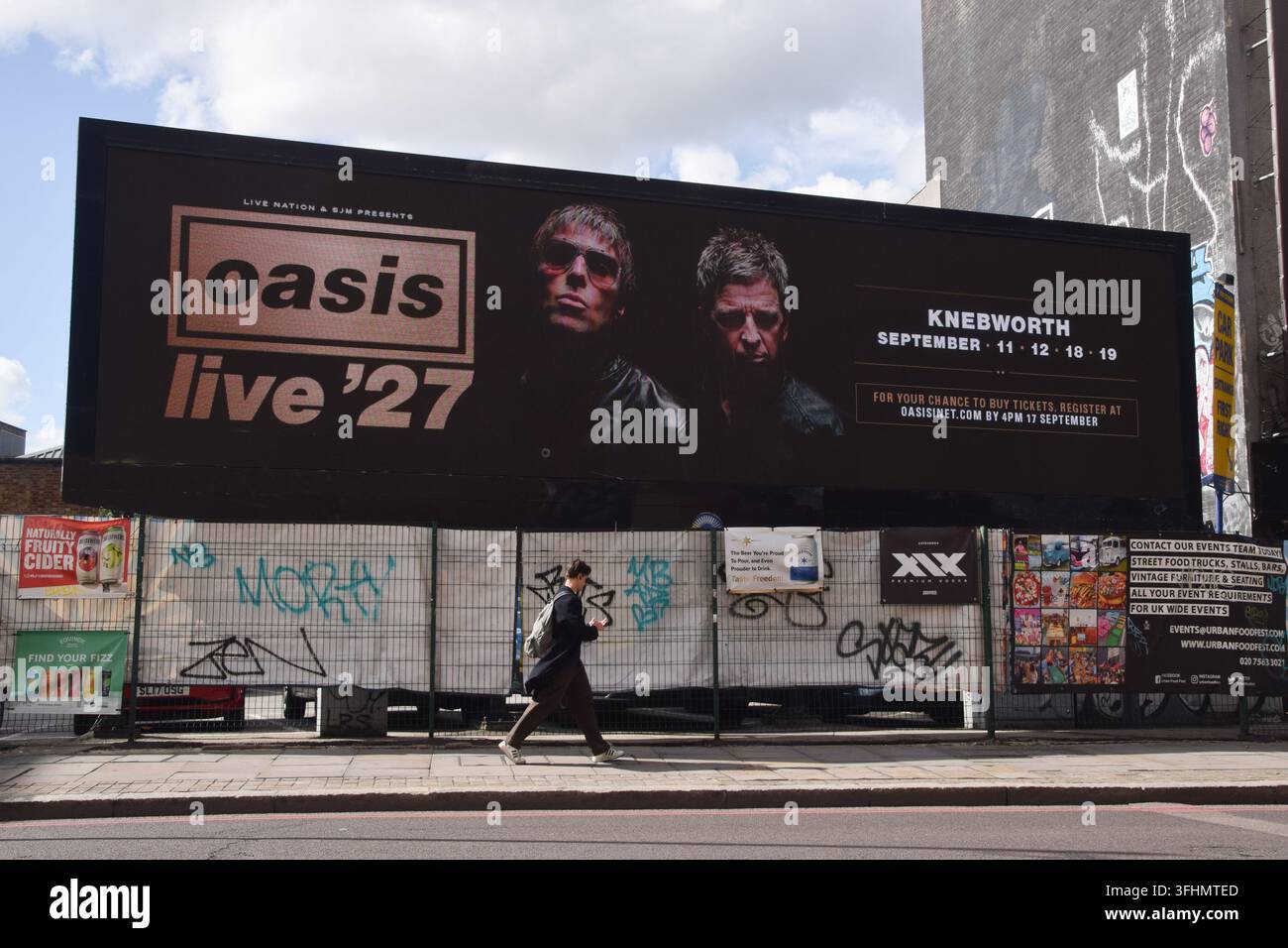 London, UK, 17. September 2026. Eine digitale Werbetafel in Shoreditch zeigt ein Bild von Liam und Noel Gallagher und wirbt für die Oasis Live '27-Tourdaten in Knebworth. Derzeit sind vier Konzerte der Rockband für September 2027 geplant. Credit: Vuk Valcic/Alamy Stockfoto
