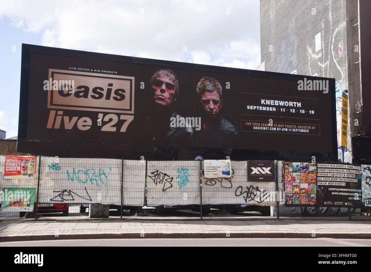 London, UK, 17. September 2026. Eine digitale Werbetafel in Shoreditch zeigt ein Bild von Liam und Noel Gallagher und wirbt für die Oasis Live '27-Tourdaten in Knebworth. Derzeit sind vier Konzerte der Rockband für September 2027 geplant. Credit: Vuk Valcic/Alamy Stockfoto