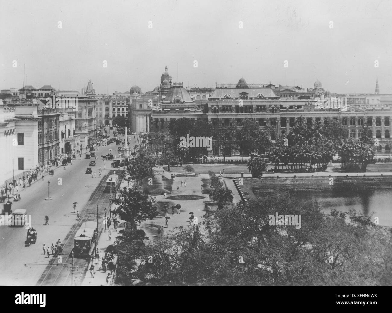 Eine Vogelperspektive des Bankviertels in Warschau, 1942, zeigt eine breite Straße mit verschiedenen Transportmitteln und einen großen Park mit einem Gebäude. Stockfoto
