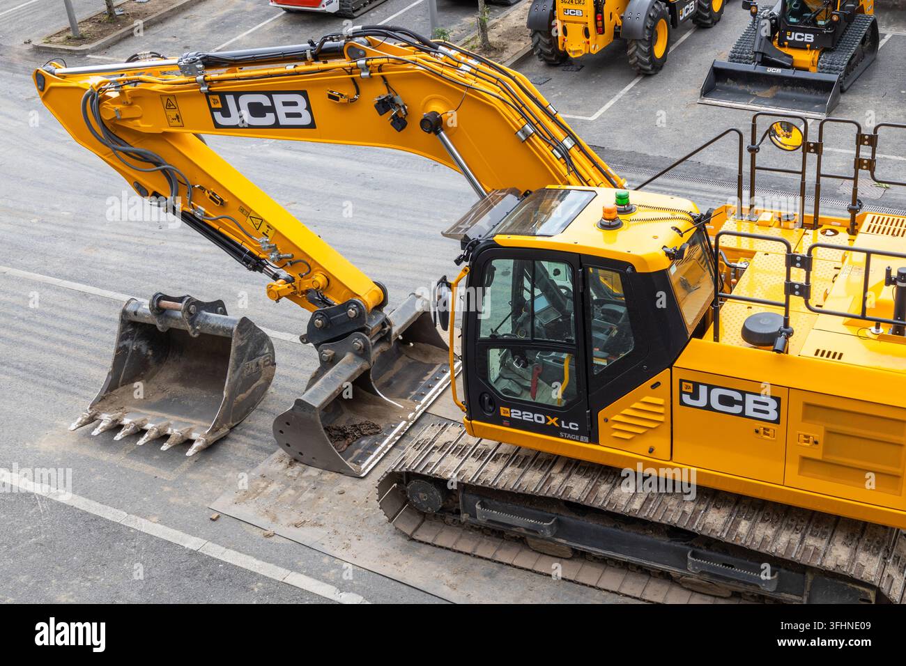 JCB-Schlepperbagger, der auf einer Baustelle geparkt ist. London, UK, 14. Juli 2024 Stockfoto