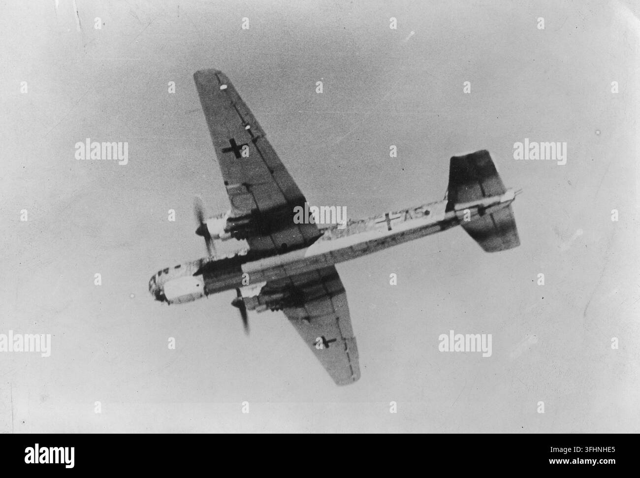 Eine Heinkel He 177 Greif, ein deutsches Bomberflugzeug, im Flug, mit einer Hochdecker-Konfiguration und markanten dunklen Kreuzmarkierungen auf Flügeln und Rumpf. Stockfoto