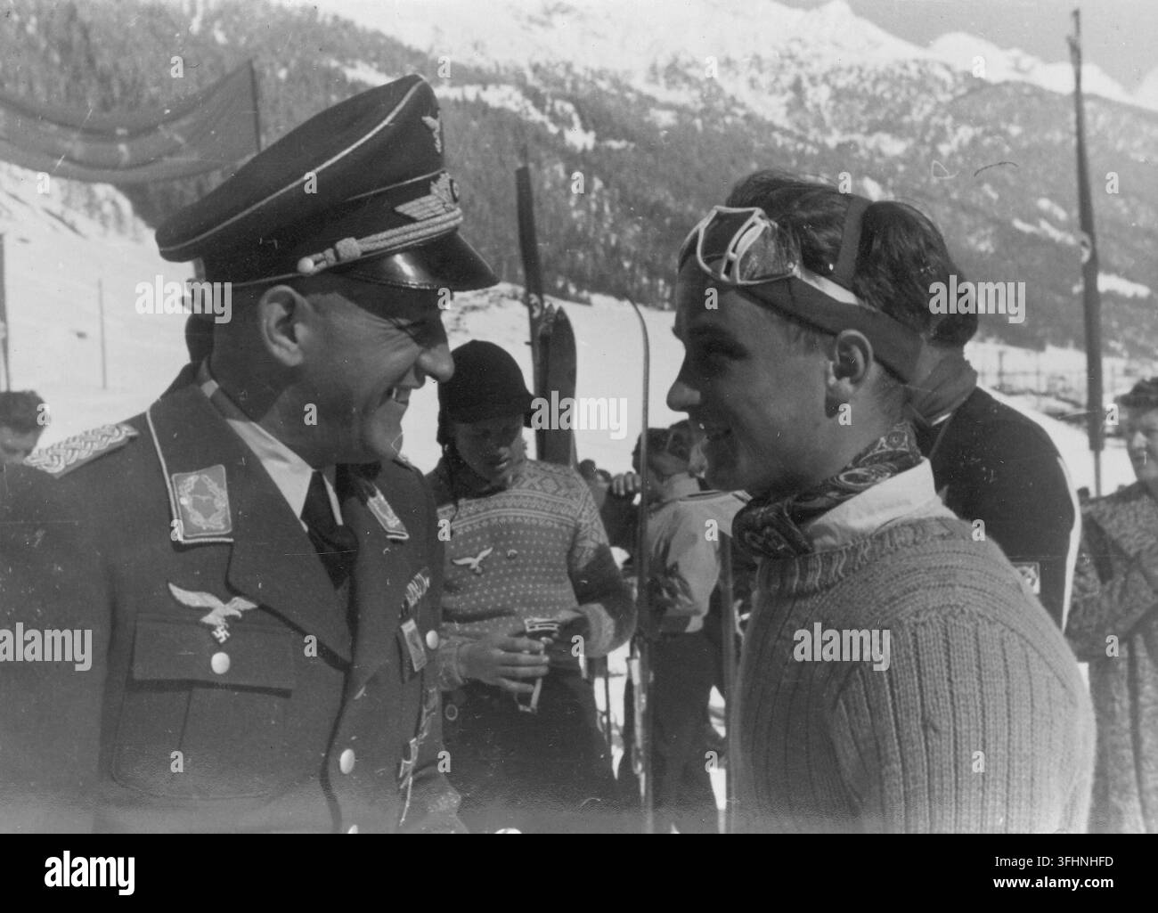 Josef Jennewein, ein Olympiasieger, im Gespräch mit einem nicht identifizierten deutschen Luftwaffenoffizier, März 1940. Stockfoto