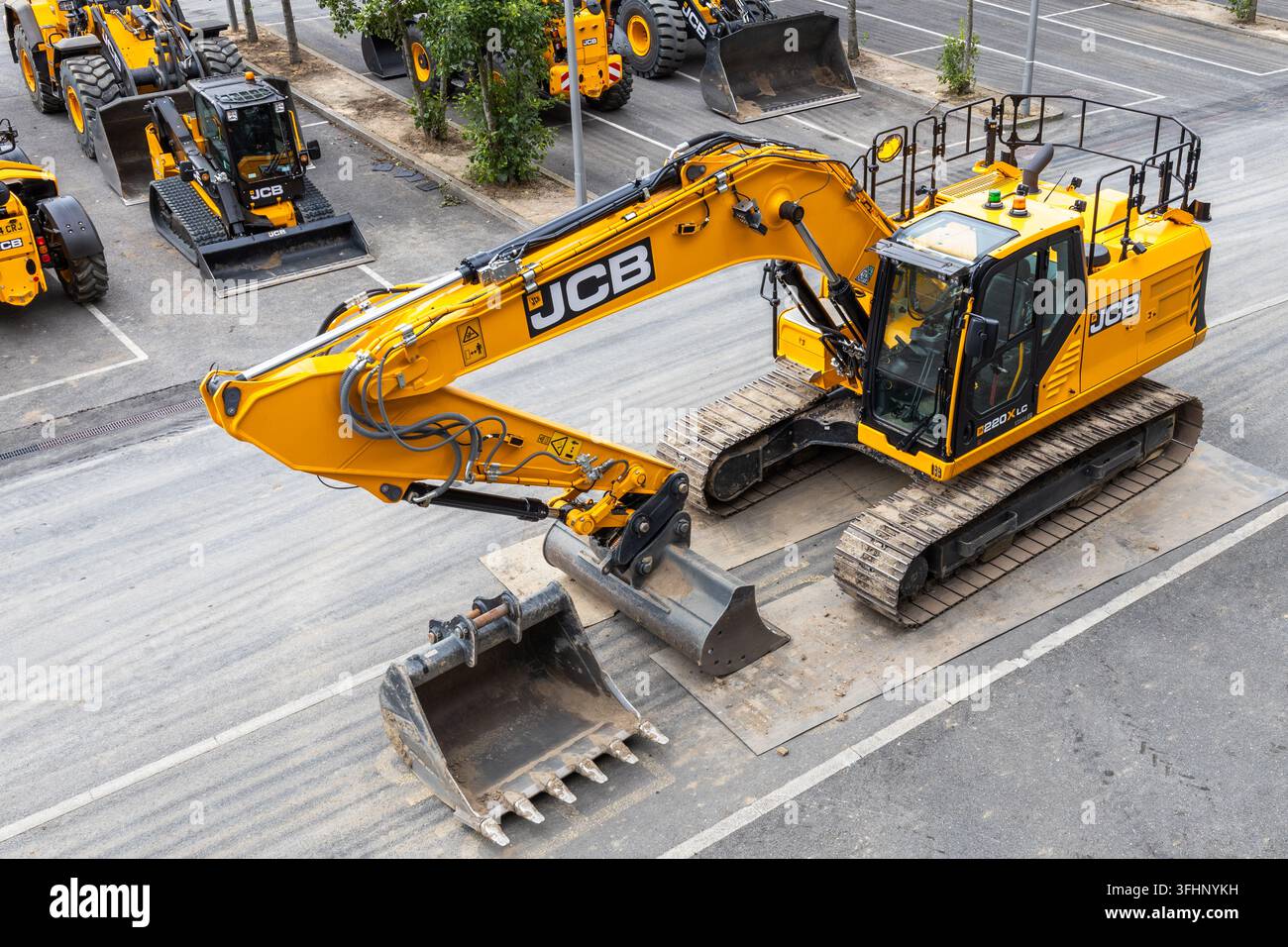 Schwerer JCB-Kettbagger mit Löffelausrüstung im Freien geparkt. London, UK, 14. Juli 2024 Stockfoto