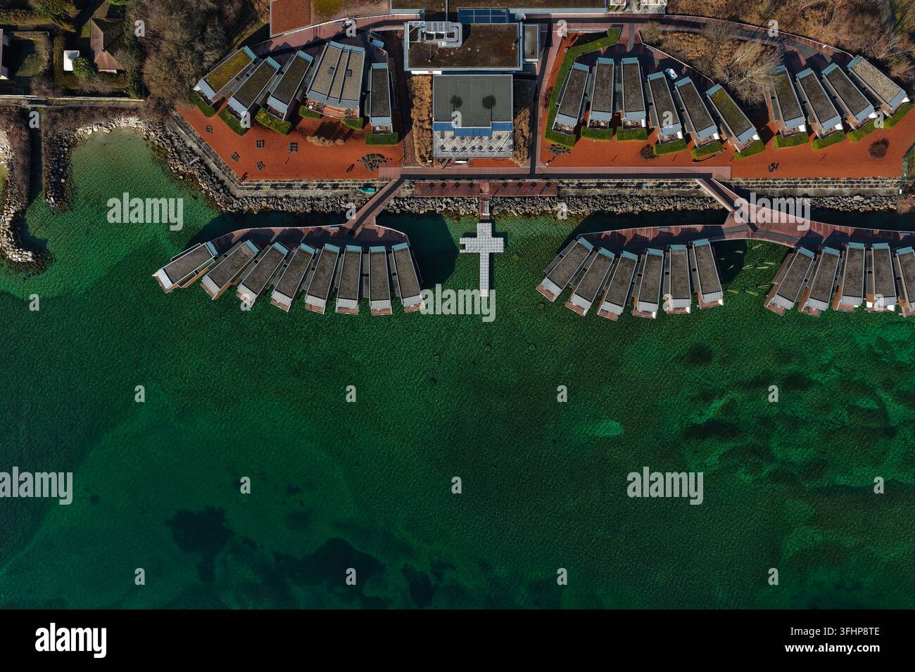 Neuenburg, Schweiz - 15. September 2026: Luftaufnahme des Hotel Palafitte, einem einzigartigen Luxushotel mit über Wasser erbauten Bungalows, die sich in das Klare erstrecken Stockfoto