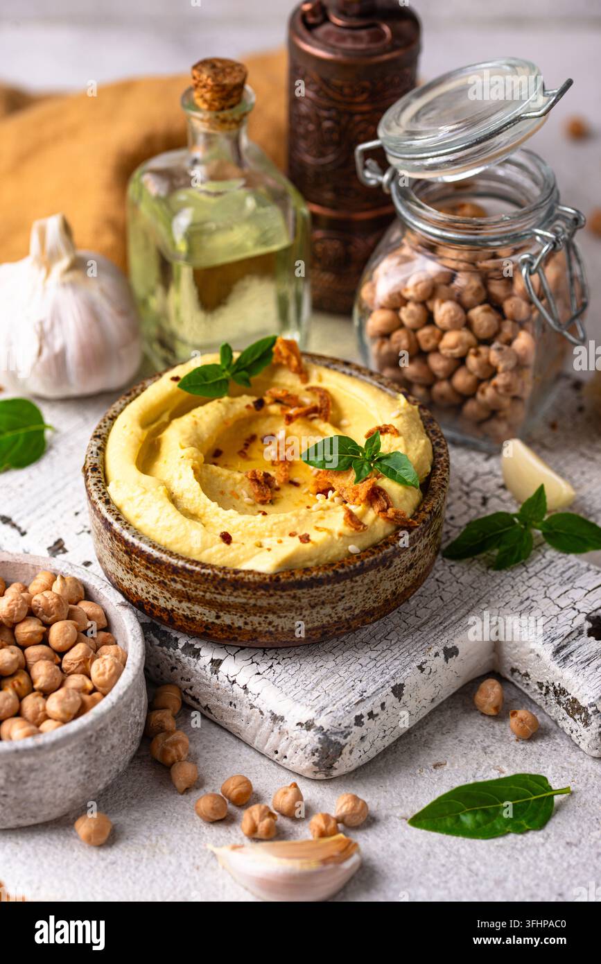 Traditioneller Hummus mit Kichererbsen, Paprika, Olivenöl – Orientalischer oder jüdischer traditioneller Snack Stockfoto