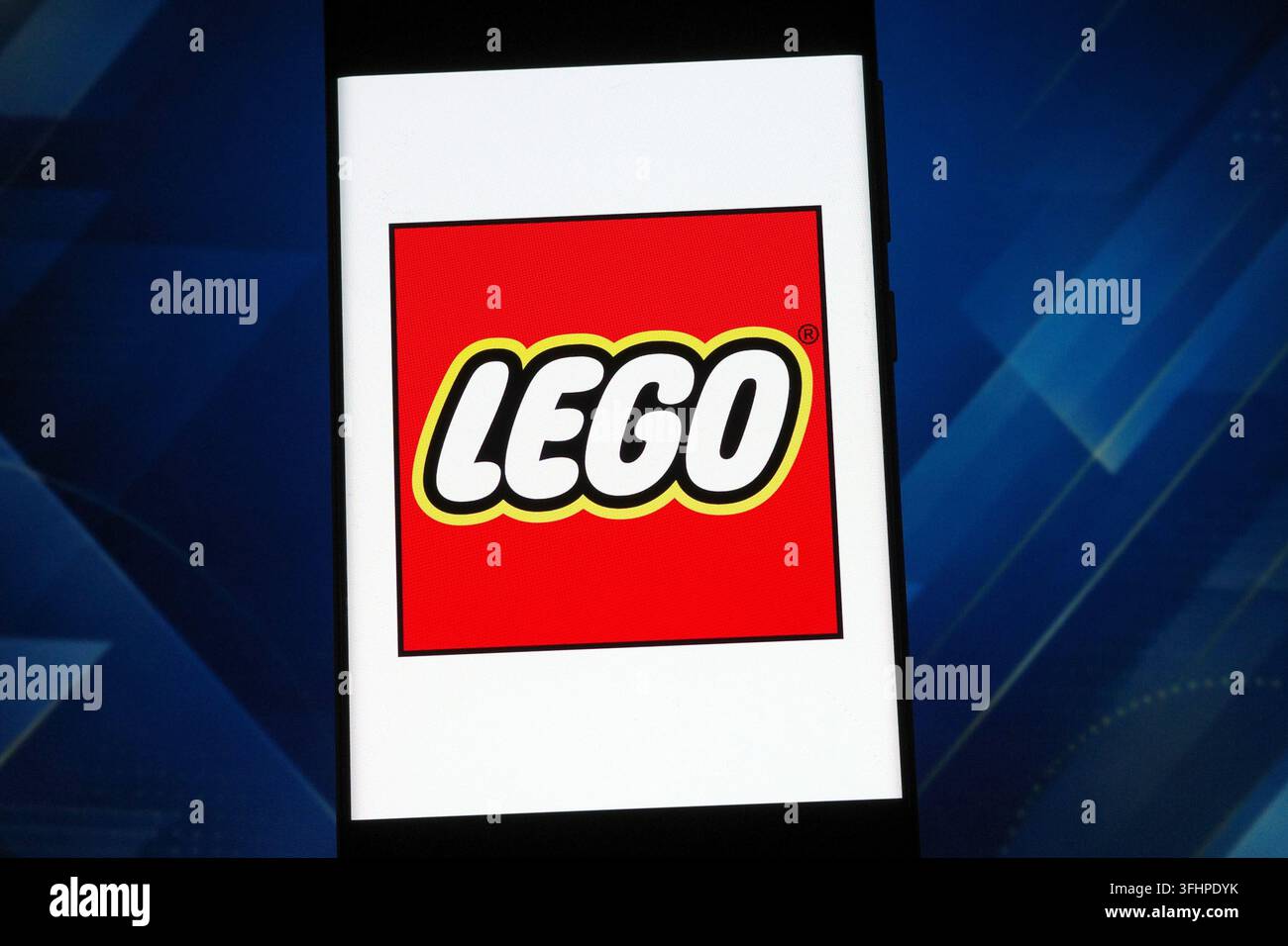 LEGO-Logo, das auf einem Smartphone-Bildschirm angezeigt wird. LEGO ist ein dänisches Unternehmen, das für seine Bauspielzeuge bekannt ist. Stockfoto