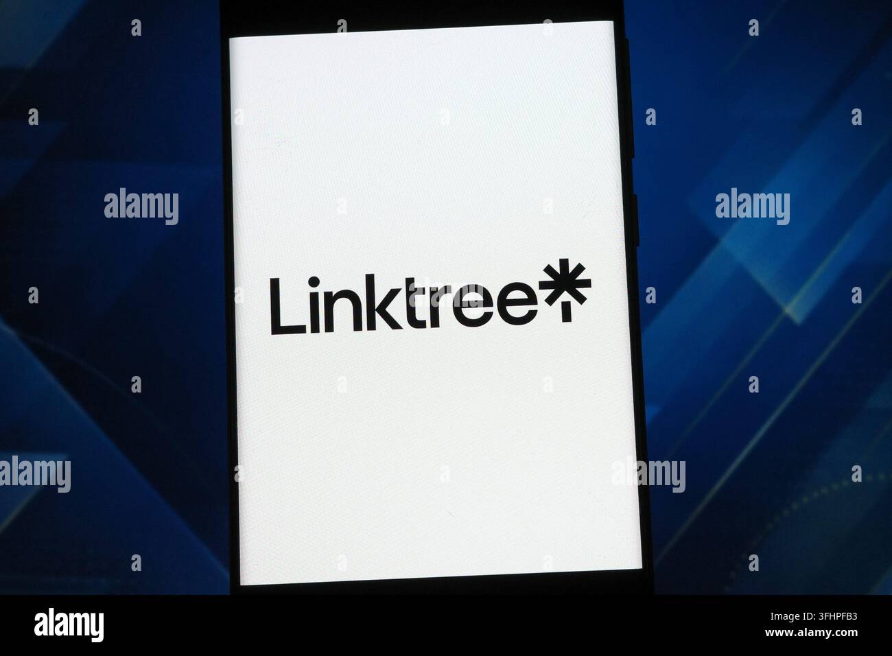 Linktree-Logo, das auf einem Smartphone-Bildschirm angezeigt wird. Linktree ist eine Plattform, die es Benutzern ermöglicht, eine personalisierte Seite mit mehreren Links zu erstellen. Stockfoto