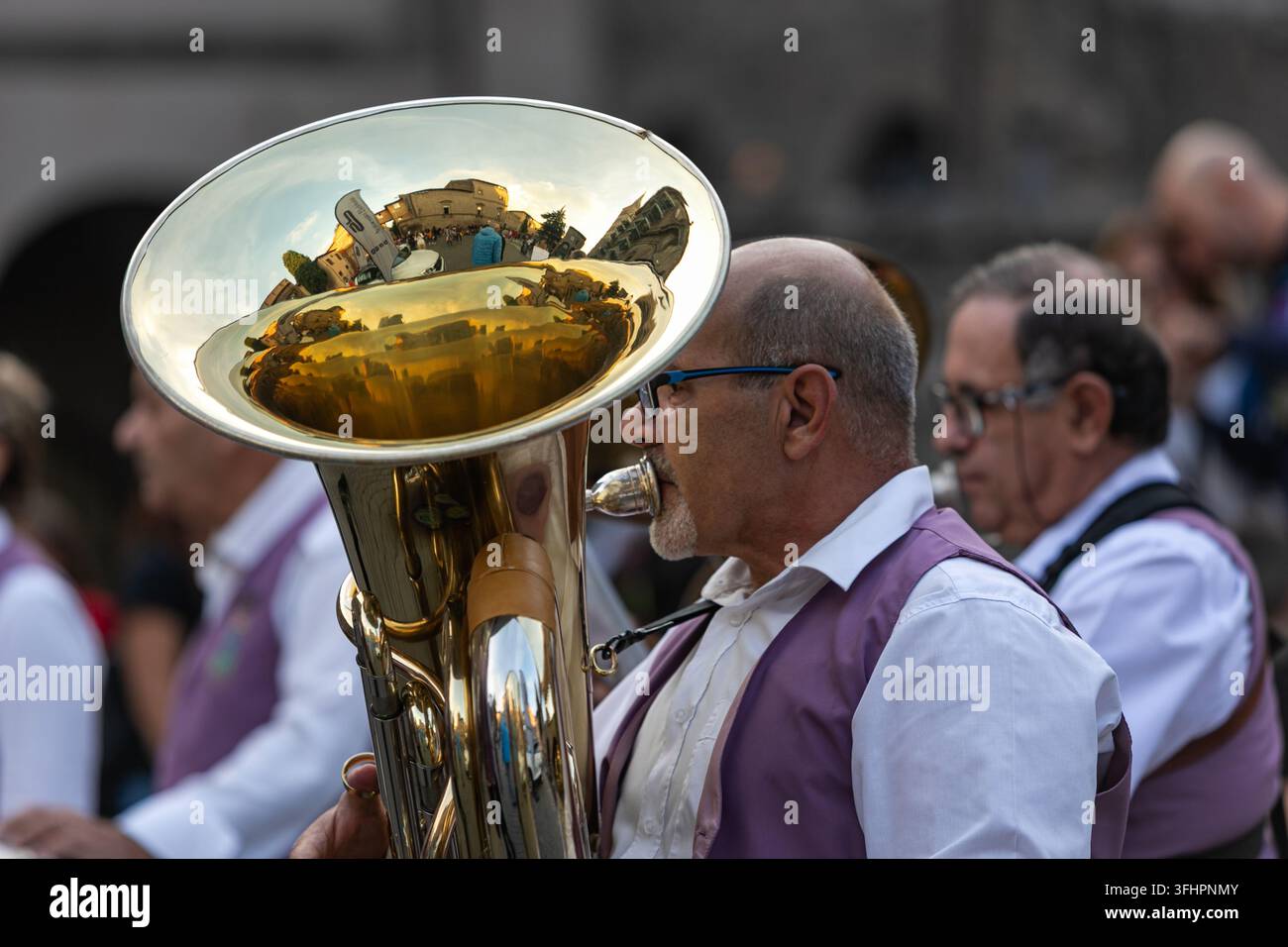 Viterbo Lazio Italien - 8. Oktober 2022. Ein Musiker spielt die Tuba, die den historischen Stadtplatz während einer Feier widerspiegelt. Stockfoto