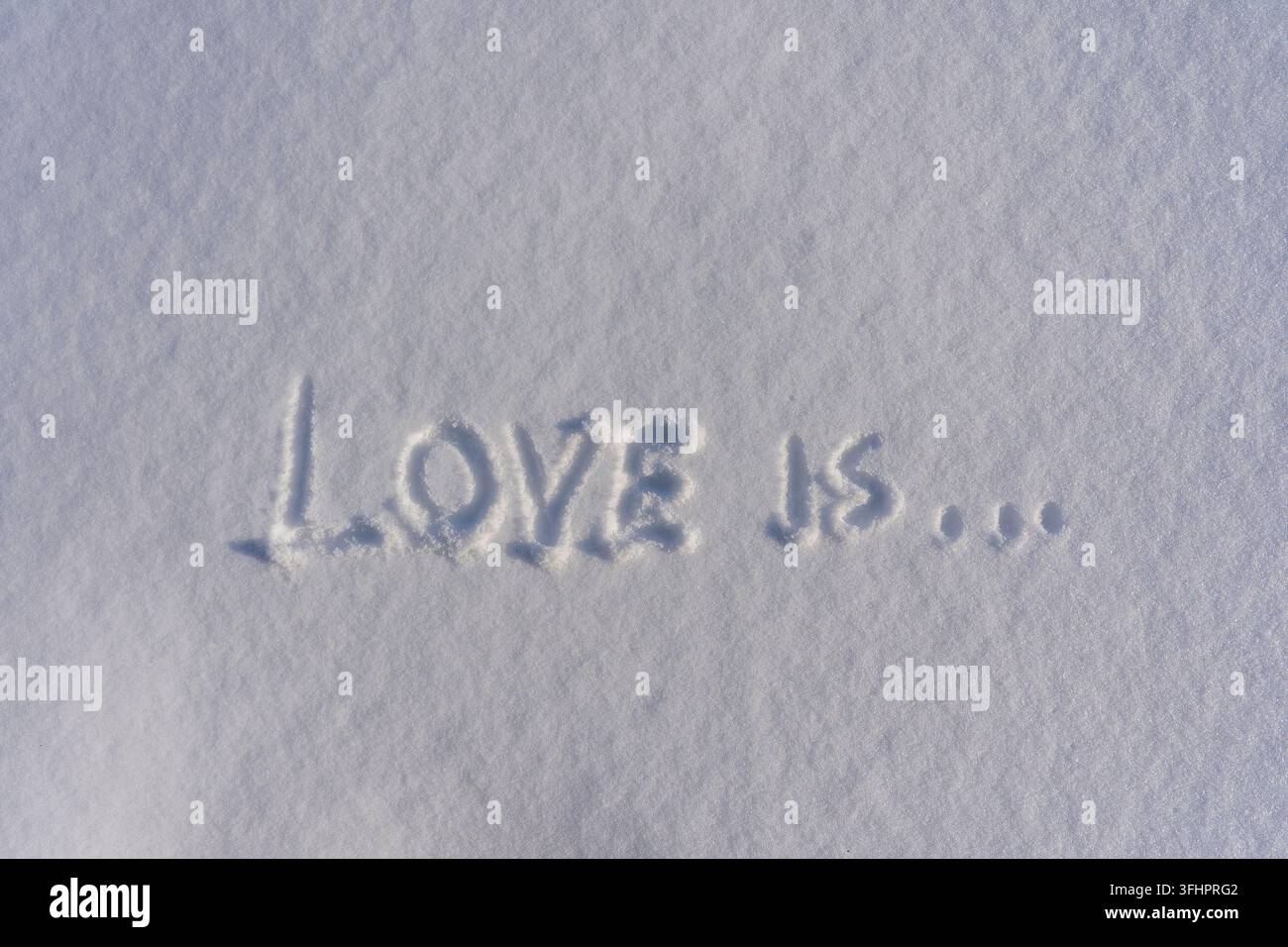 Text die Liebe liegt im Winter auf einem weißen Neuschnee, aus nächster Nähe. Winter Liebe Symbol als romantische Form Grüße, kopieren Raum Hintergrund Stockfoto