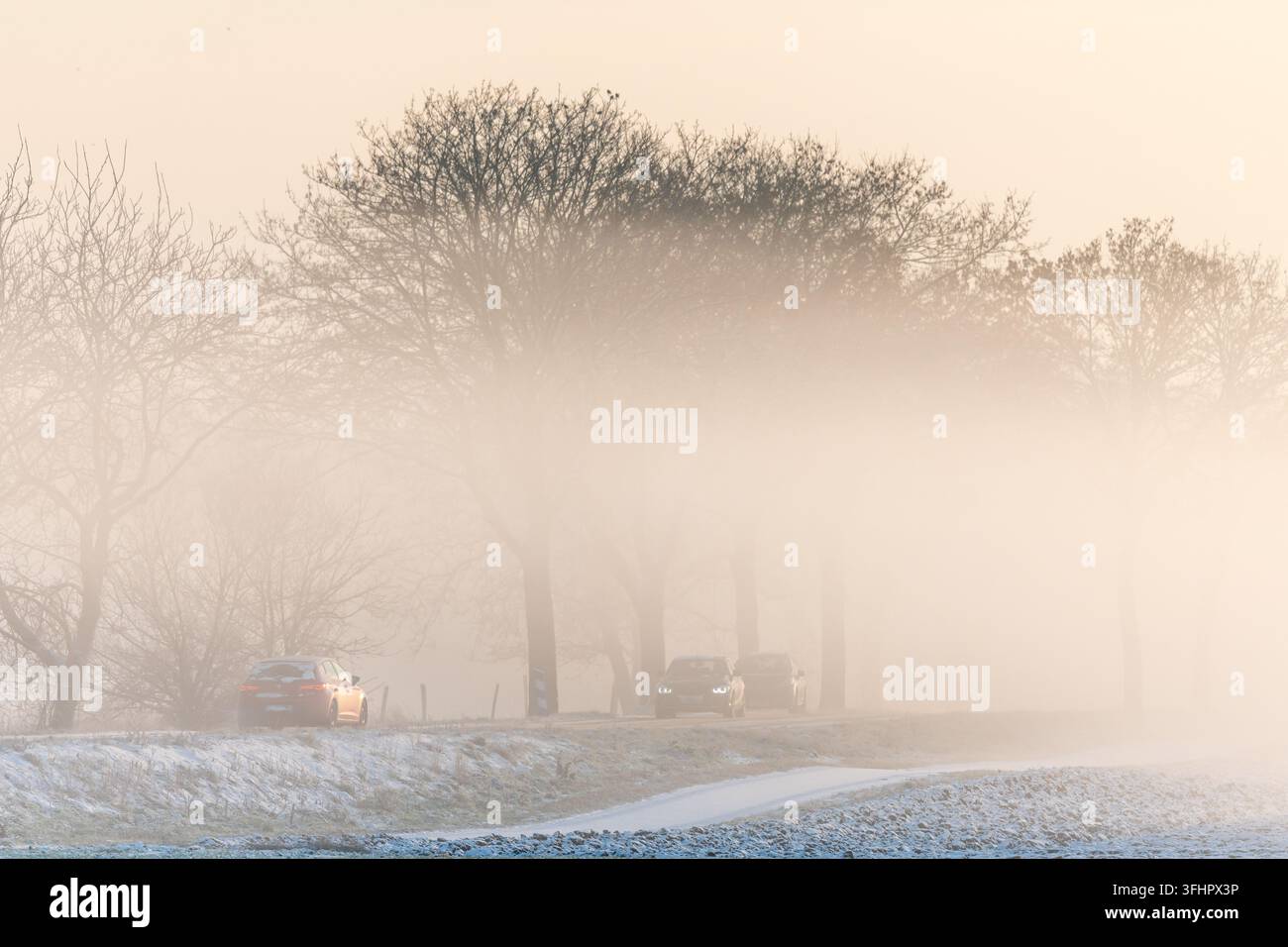Auto auf einer vereisten Straße im Winter. Stockfoto