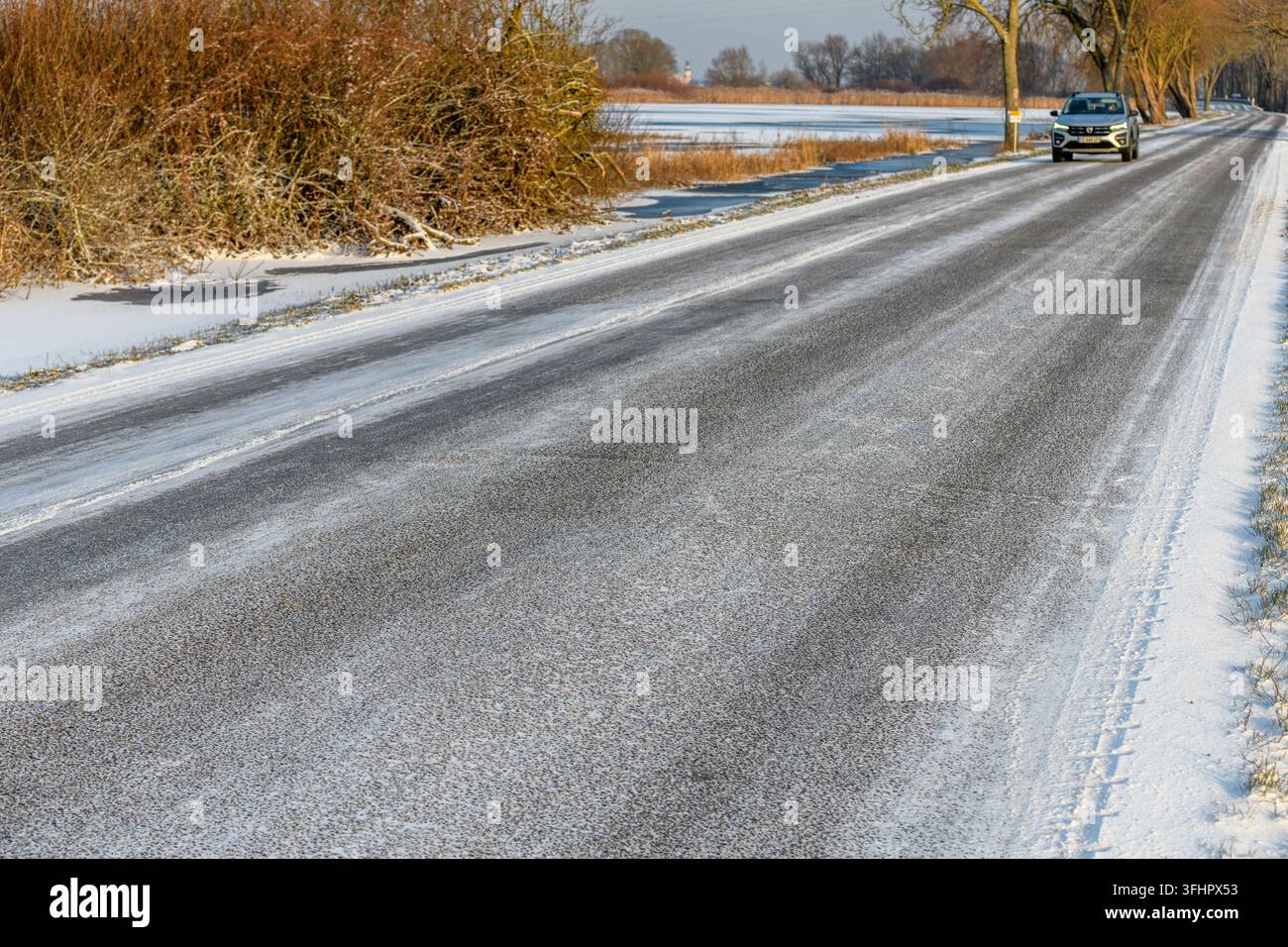 Auto auf einer vereisten Straße im Winter. Stockfoto