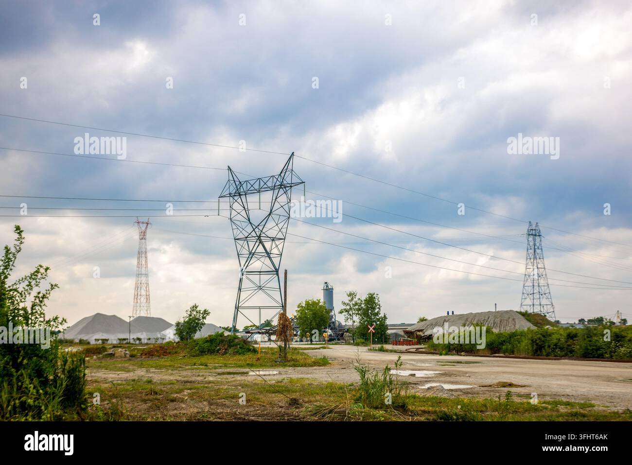 Hochspannungsmasten und Leitungen für die Stromübertragung. Stockfoto