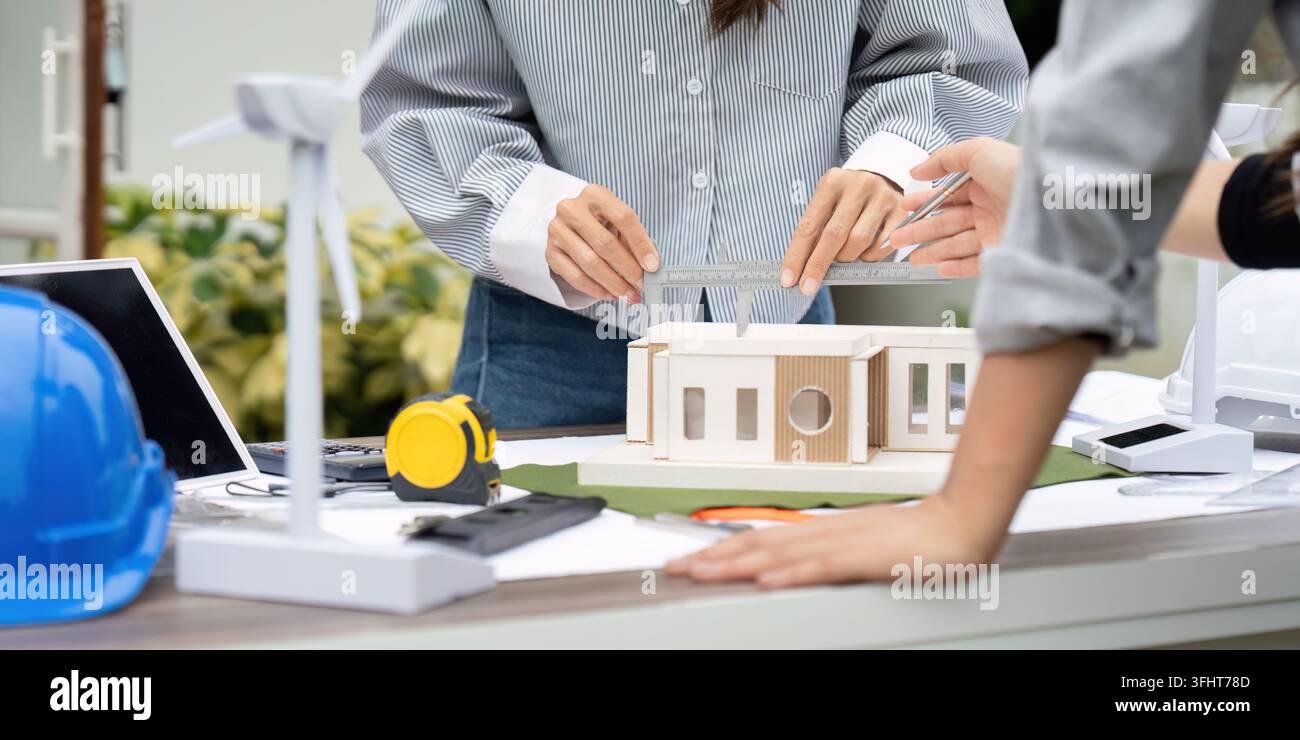 Nachhaltigkeit im Ingenieurwesen: Team arbeitet an umweltfreundlichem Hausmodell Stockfoto
