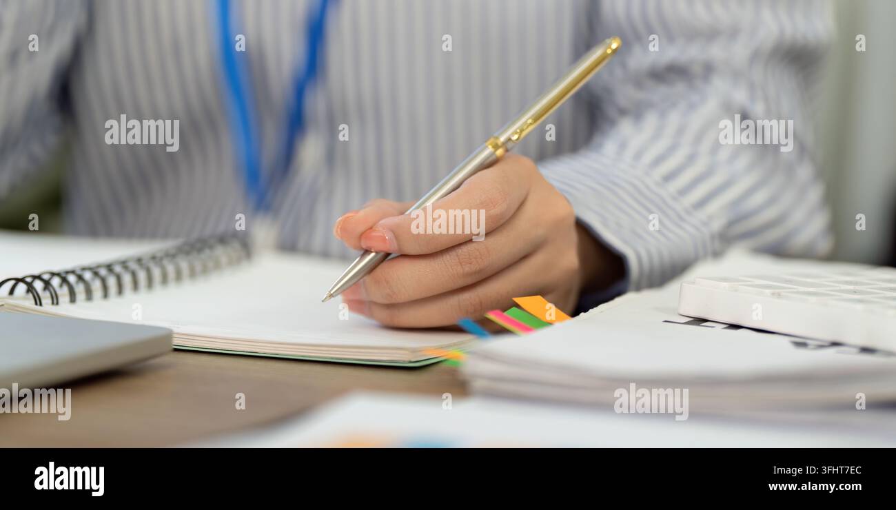 Notizen und Organisation. Geschäftsleute schreiben in einem Notizbuch. Stockfoto
