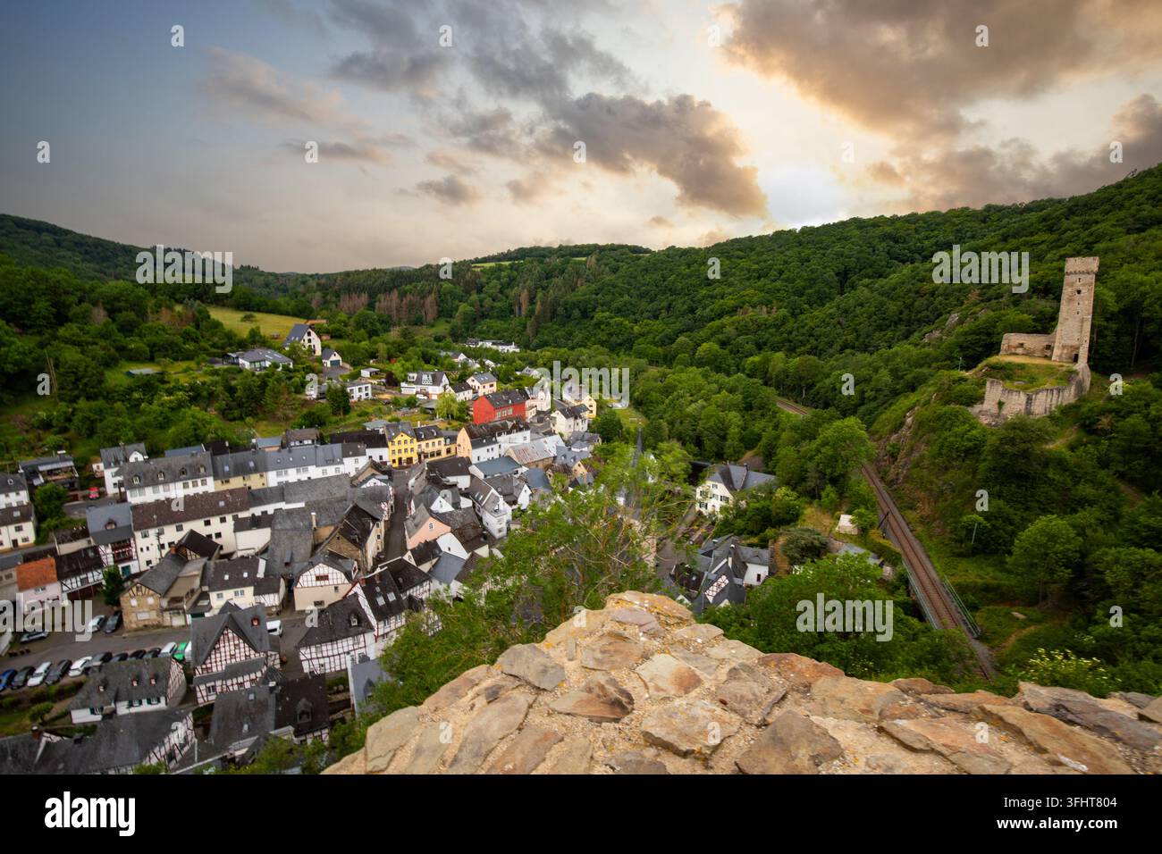 Landschaft um das Löwenburg-Schloss, am Elzbach-Bach mitten im Wald. Landschaftsfoto in der Nähe von Monreal, Deutschland Stockfoto