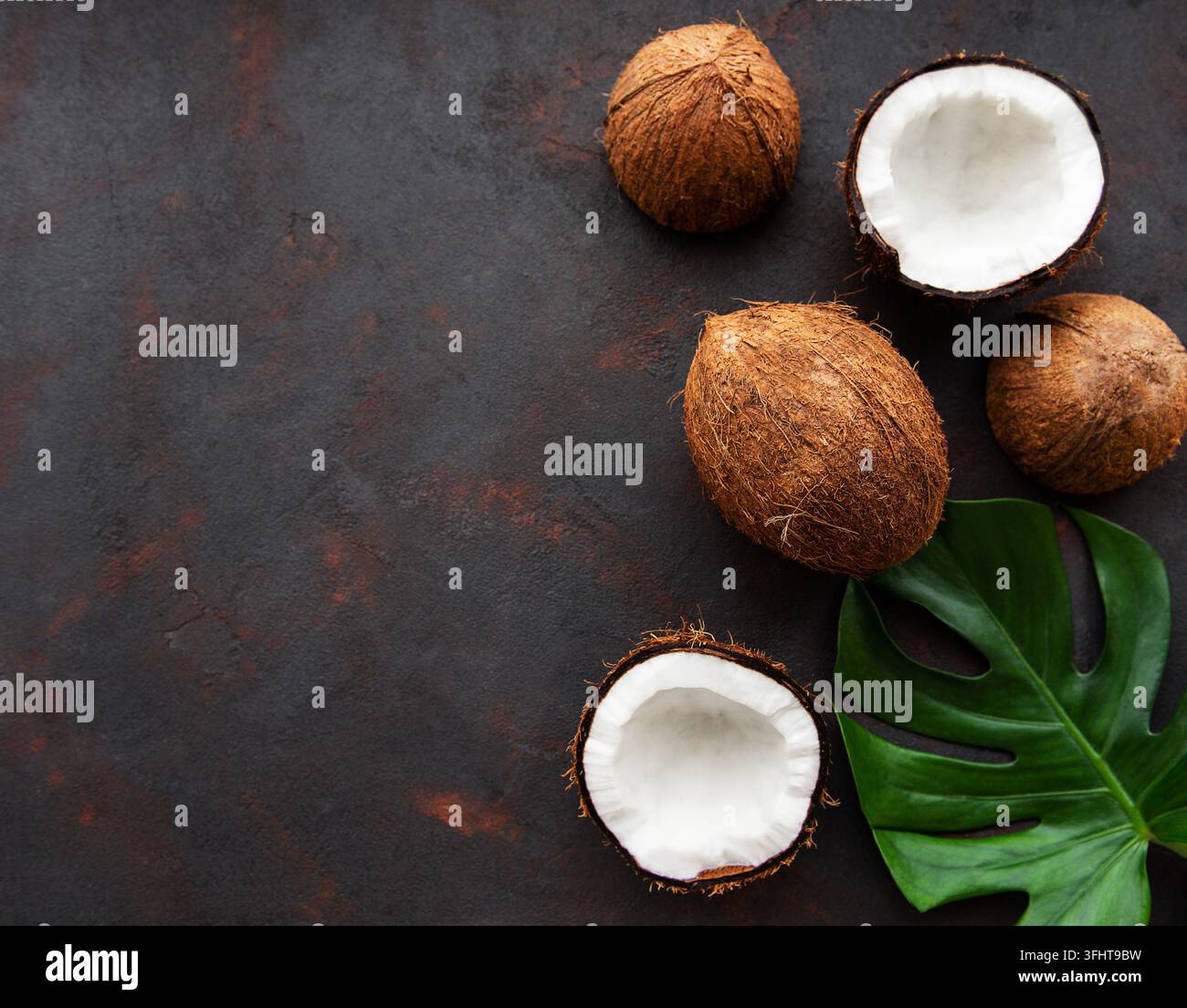 Kokosnüsse mit grünen Blättern Stockfoto