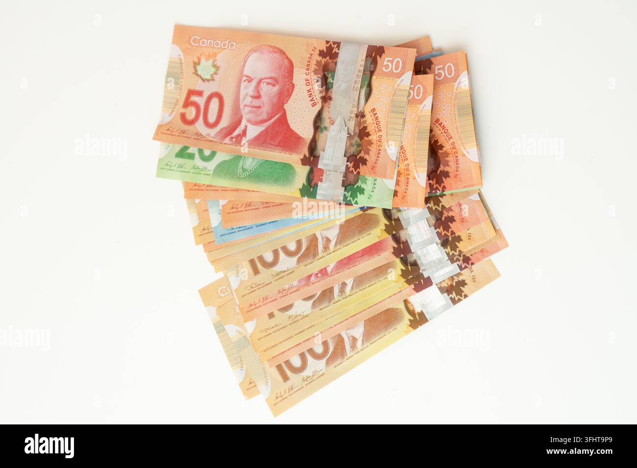 Toronto, Kanada – 20. Juni 2026: Kanadische Banknoten in verschiedenen Stückelungen auf weißem Hintergrund verteilt Stockfoto