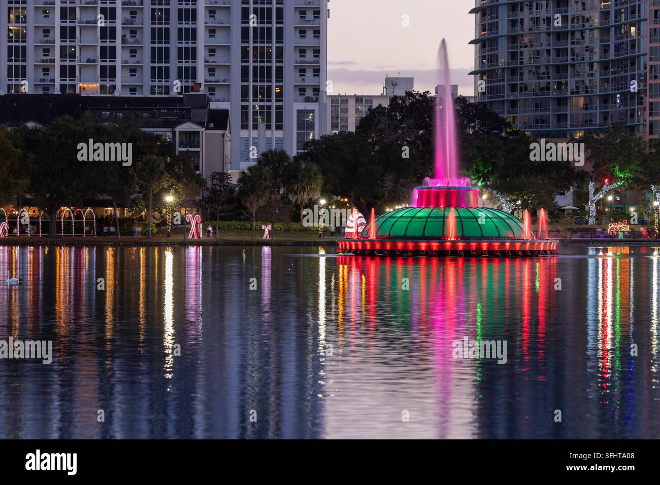 Sonnenuntergangsansicht des Lake Eola und der Innenstadt-Skyline von Oralando, Florida, USA. Stockfoto