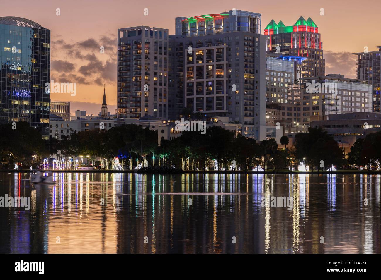 Sonnenuntergangsansicht des Lake Eola und der Innenstadt-Skyline von Oralando, Florida, USA. Stockfoto