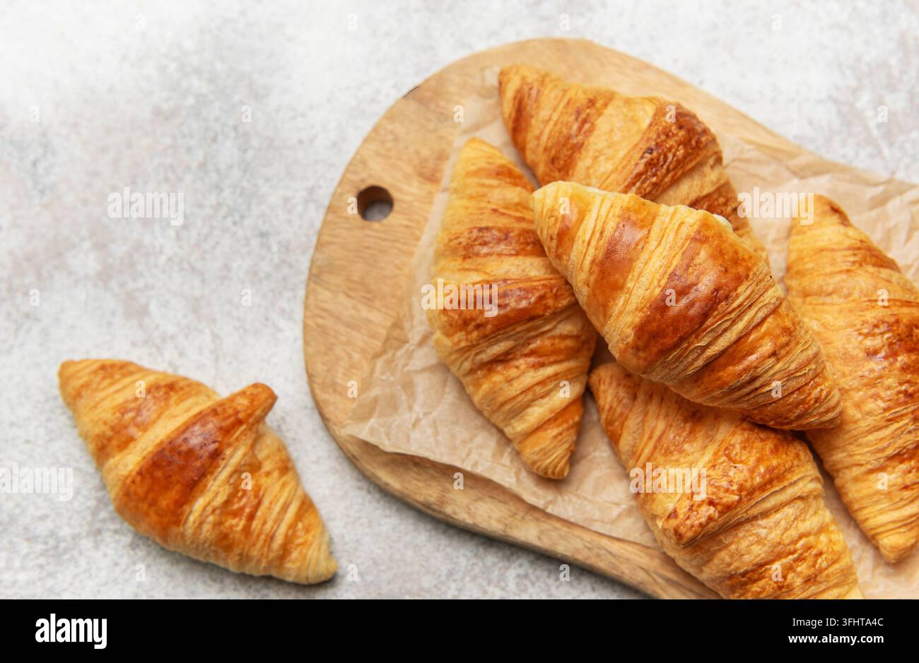 Frisch gebackene Croissants auf Holzbrett Stockfoto