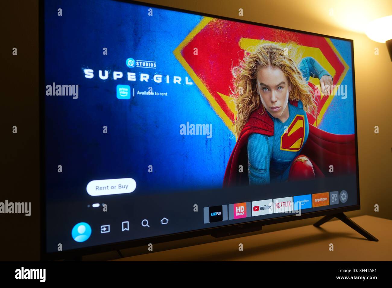 Toronto, Ontario - 17. September 2026: DC Studios Supergirl-Filmwerbung auf Amazon Prime Video Smart TV Stockfoto