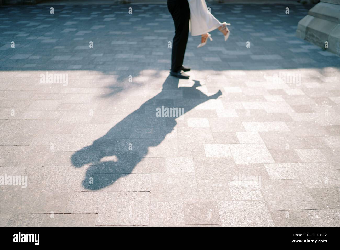 Romantisches Paar tanzt im Sonnenlicht auf dem Campus der Universität von Toronto Stockfoto